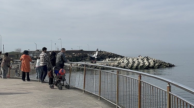 Düzce’de sıcak havayı fırsat bilen vatandaşlar sahile koştu