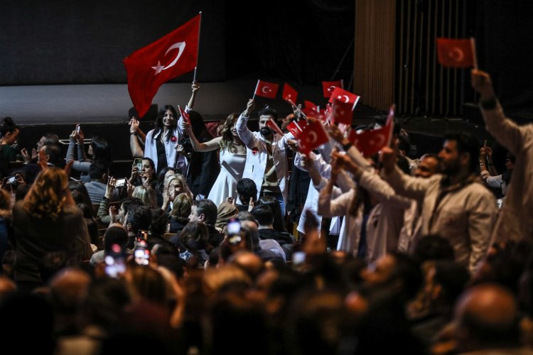 Cem Yılmaz ‘Geleceğin Hekimleri’ için sahne aldı