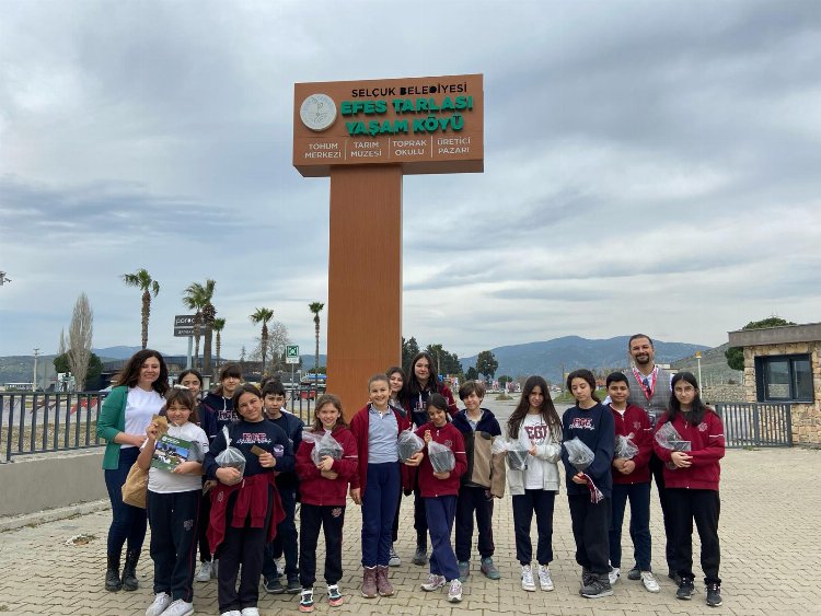 İzmir’de bu tarla çocukları toprakla buluşturuyor