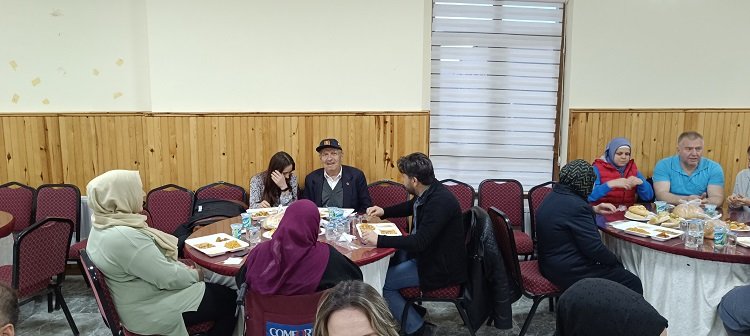 Protokol ile gaziler ve şehit yakınları iftarda buluştu