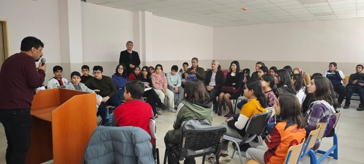 Tiyatro ve Drama Eğitmeni Gökmen Okdayan öğrencilerle buluştu.