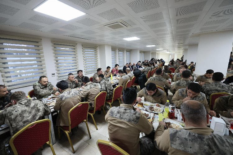 Vali Tuncay Akkoyun ilk iftarını Özel Harekat Polisleri ile yaptı