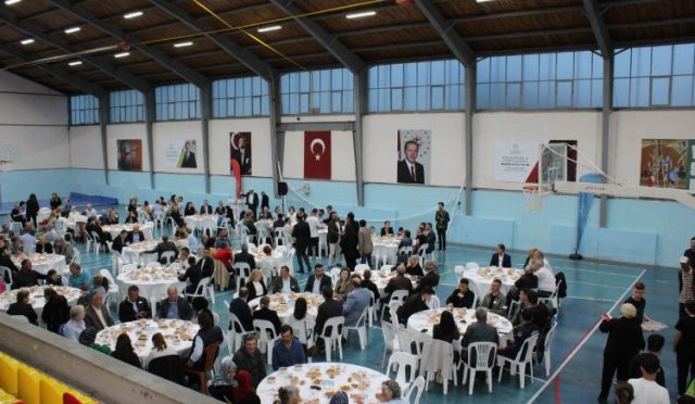 Izmir-Focada-Kaymakam-Turkozden-iftar-yemegi.jpeg