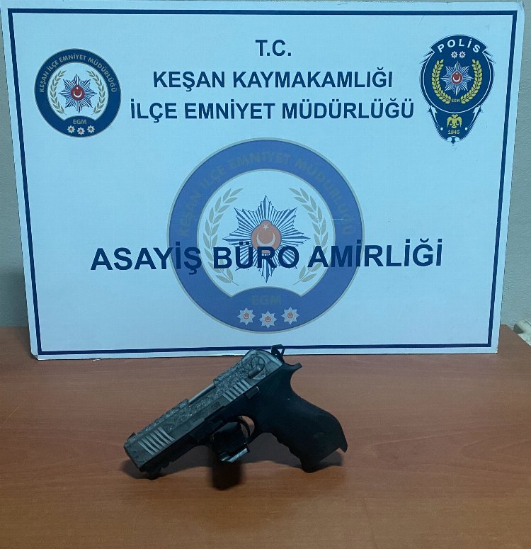 Keşan’da iki ayrı operasyonda ruhsatsız silah ele geçirildi