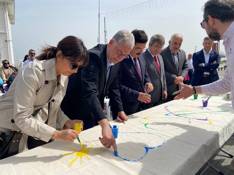 Mudanya’da otizm farkındalığı… Kırmızı balonlarla ışık yakıldı