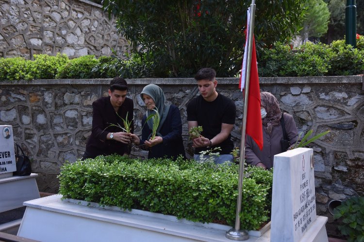 Bursa Yıldırım’da gençlerden şehitlere vefa