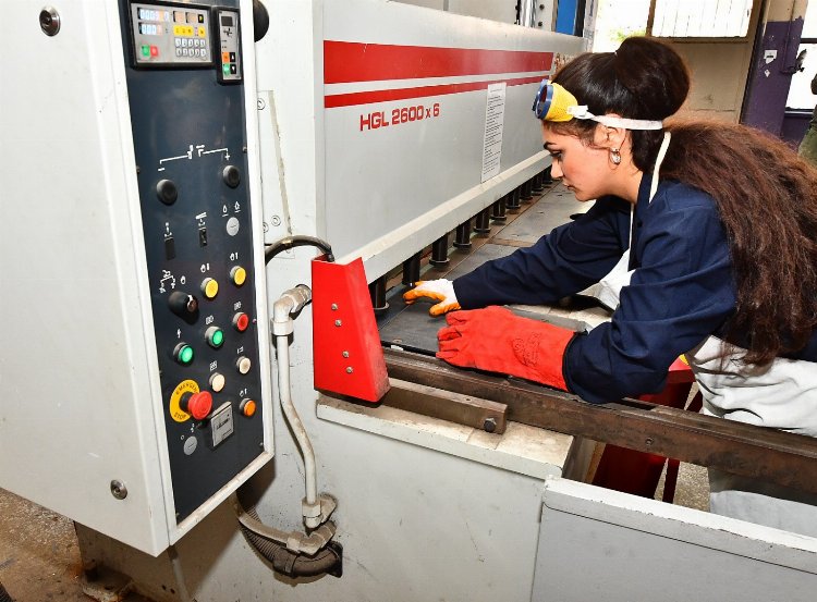 İzmir’de kadın kaynakçılar iş başında