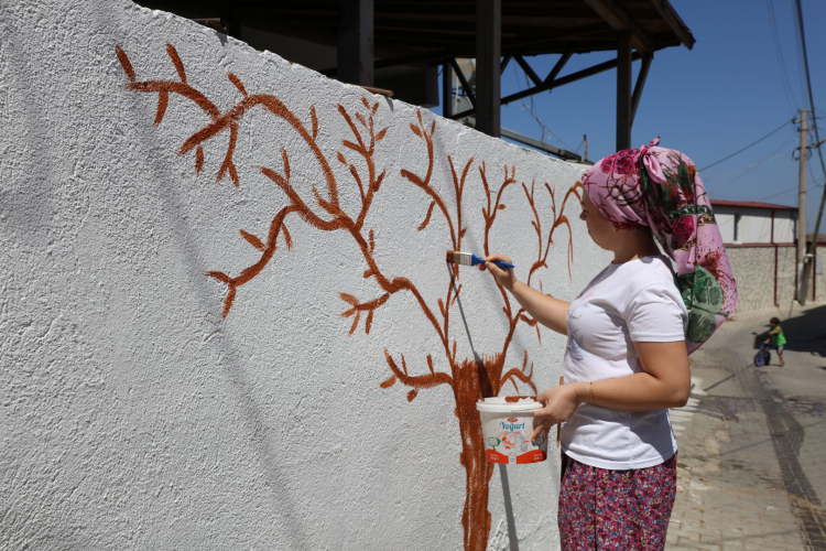 İzmir Güzelbahçe’de kadınlardan imece örneği
