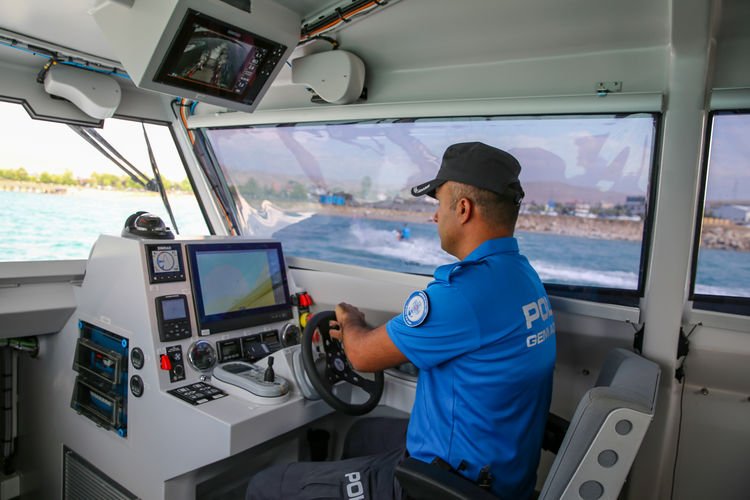 Van Gölü’nde deniz polisi devriyesi