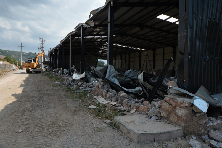 Osmangazi’de kaçak depo yıkıldı