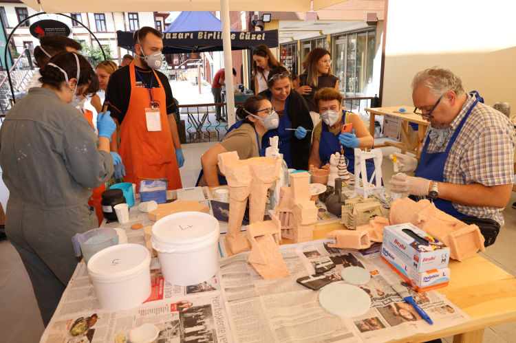 Başkan Kurt festival alanına giderek sanatçıları yalnız bırakmadı