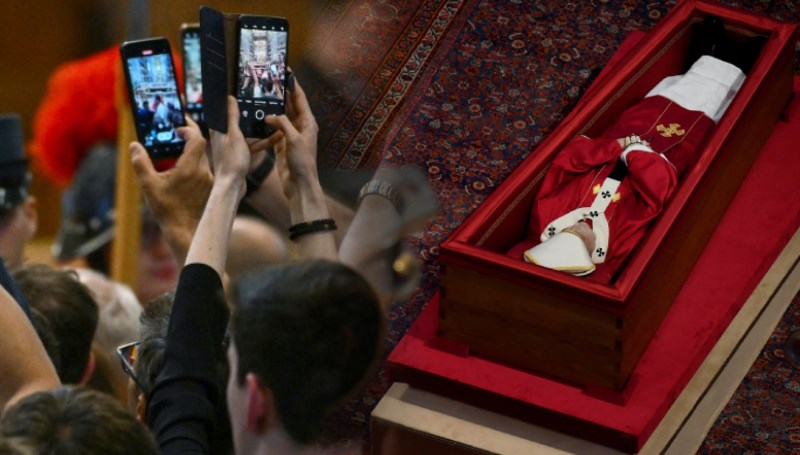 20 bin kişilik saygısızlık: Papa’nın cansız vücuduyla fotoğraf çektiler!