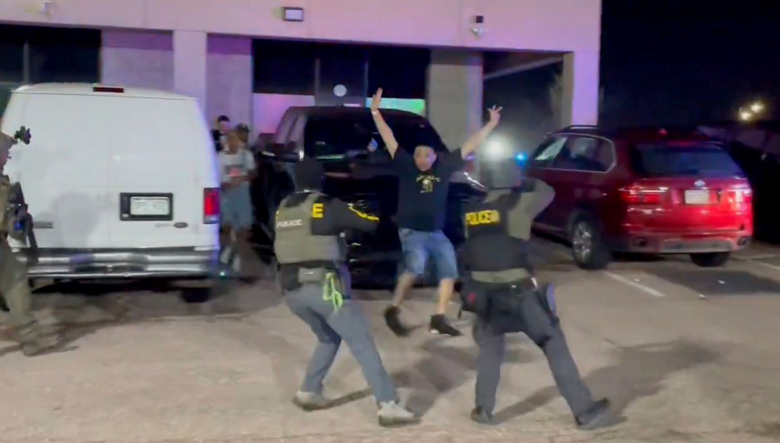 ABD’de gece kulübüne baskın: 100’ü aşkın göçmen gözaltına alındı
