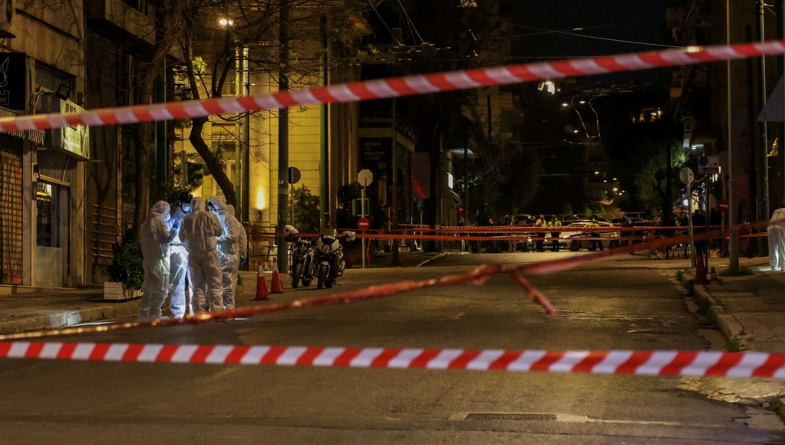 Atina’da kuşkulu çanta patladı