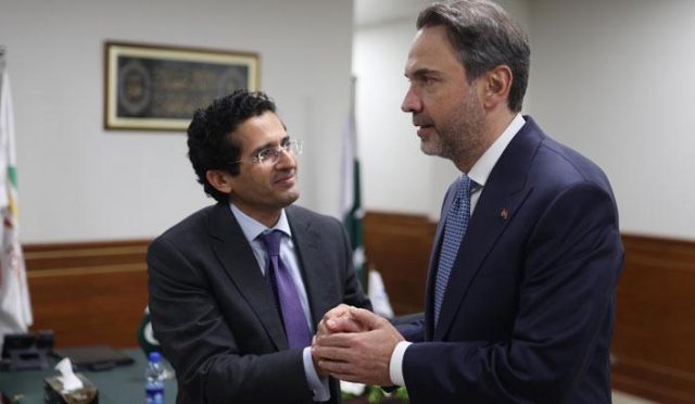 bakan-bayraktar-pakistan-petrol-bakani-ali-pervaiz-malik-ile-bir-ortaya-geldi-aiYMmsSa.jpg