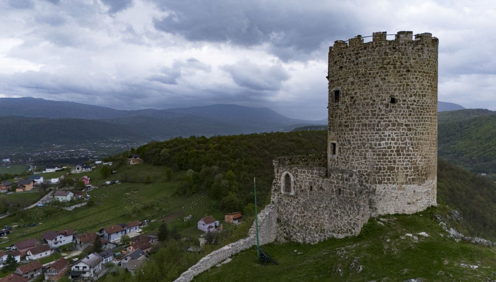 Bosna Hersek’teki Sokolac Kalesi  vakte direniyor