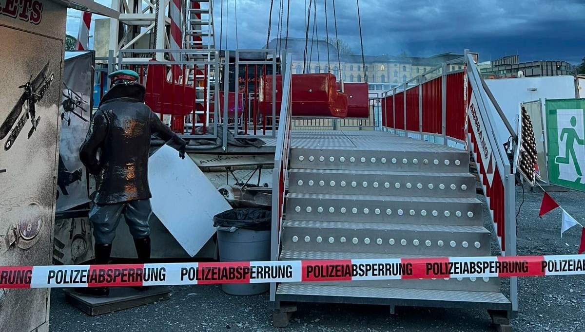 Dönen salıncak reklam direklerine çarptı: Facianın eşiğinden dönüldü