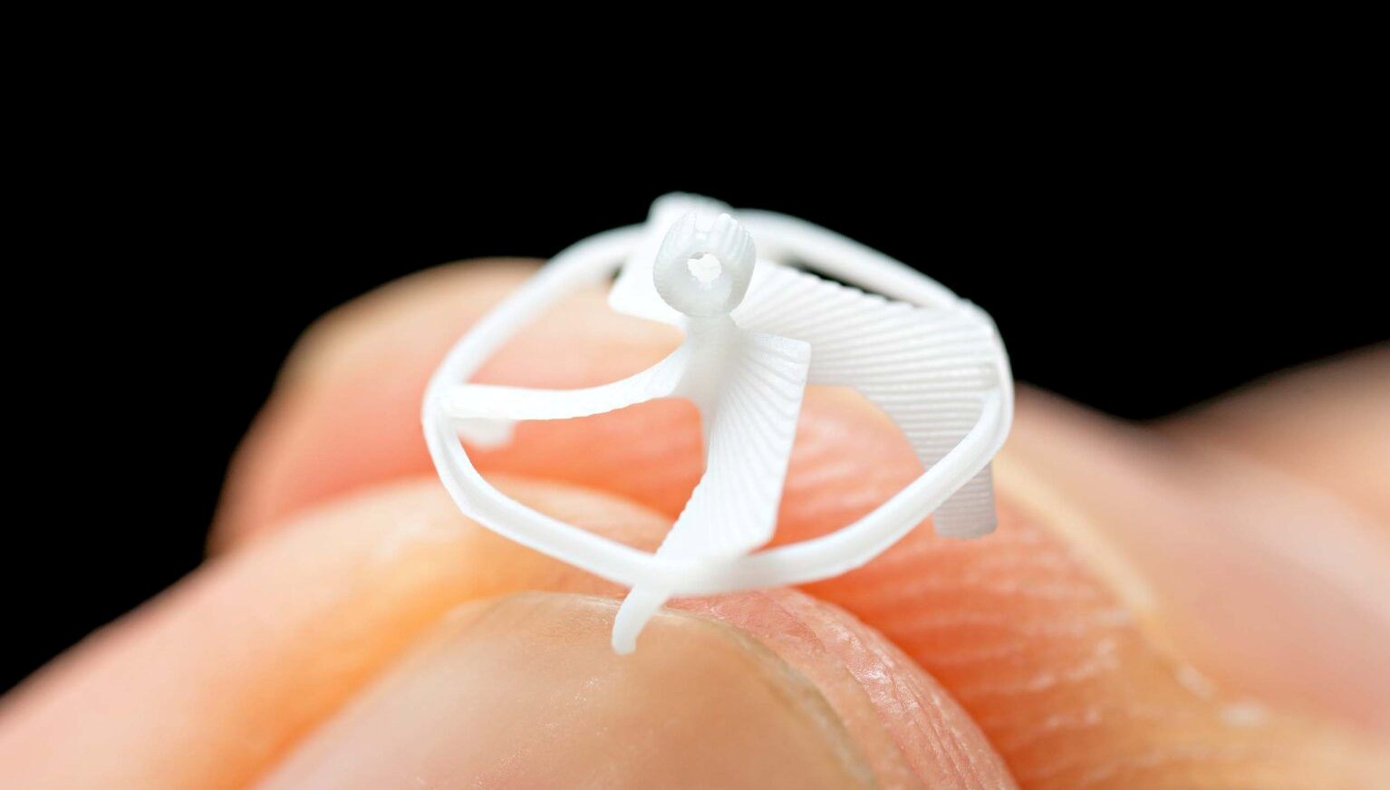 Dünyanın en küçük uçan robotu: Kablosuz denetim edilebiliyor