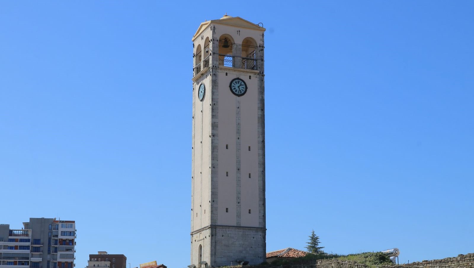 Elbasan’daki saat kulesi zamana tanıklık ediyor