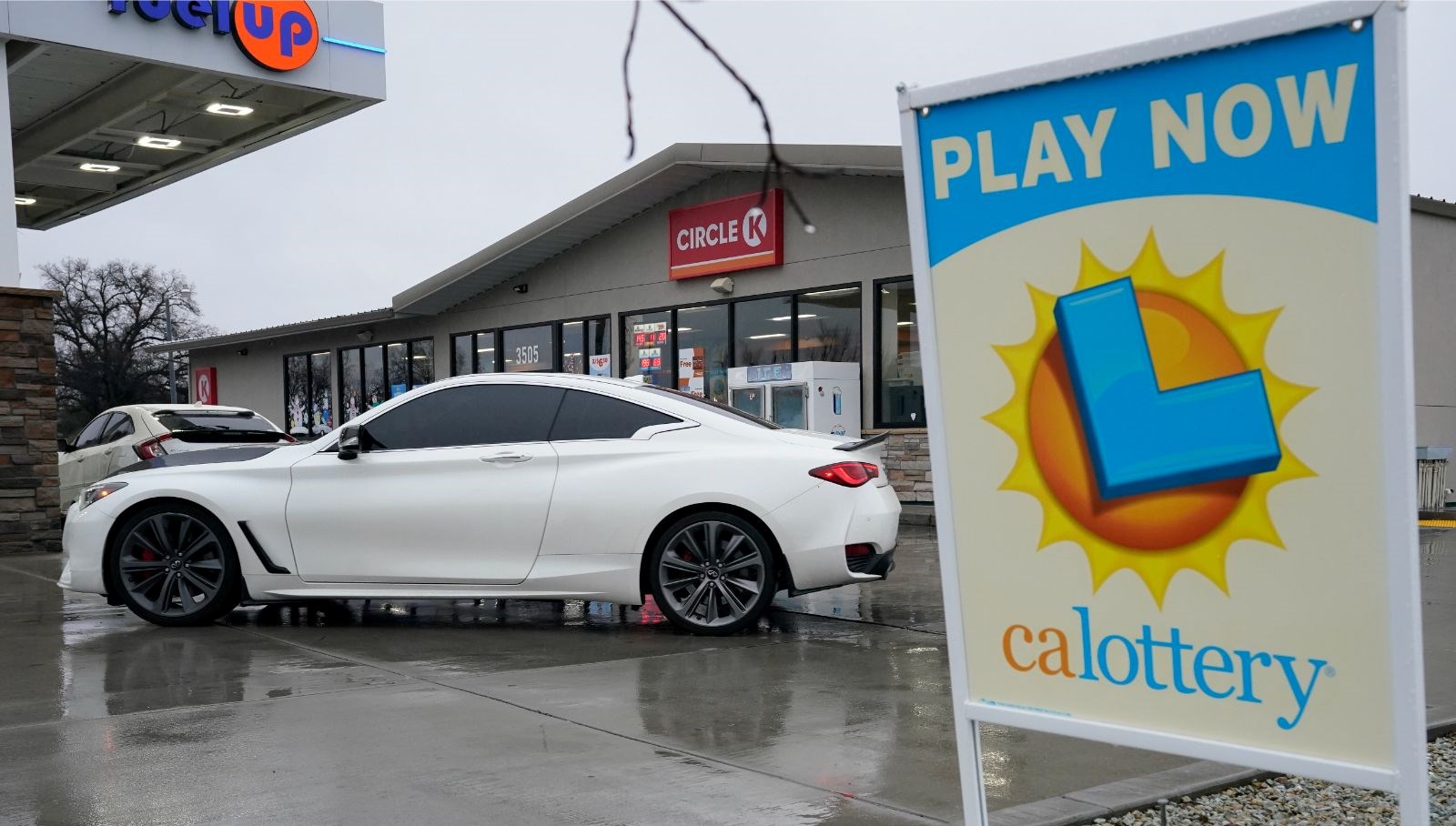 Evsiz adama piyango vurdu: İçki dükkanından aldığı bilet hayatını değiştirdi