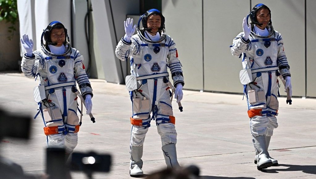 “Gök Sarayı” için yeni vazife: Çinli taykonotlar çölden fırlatıldı