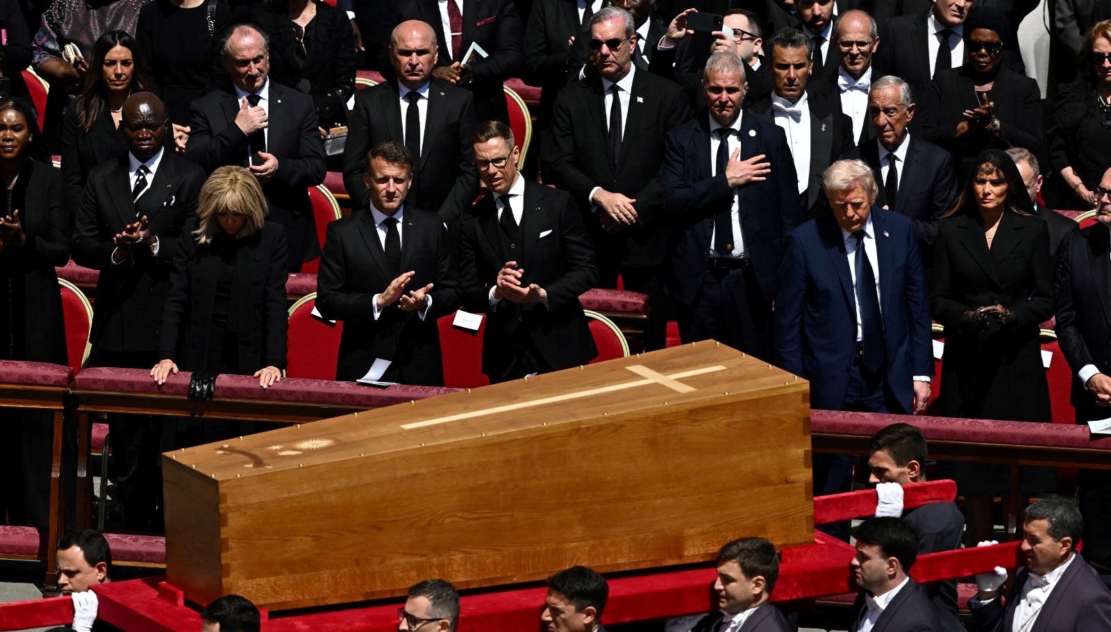 Kıyafet kuralına uymadılar: Papa’nın cenazesinde “saygısız” başkanlar