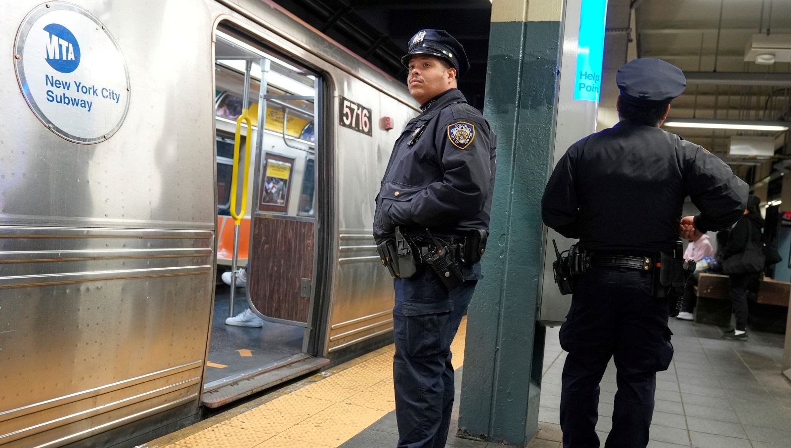 Metroda ayağa basma arbedesi: 1 kişi bıçaklanarak öldürüldü