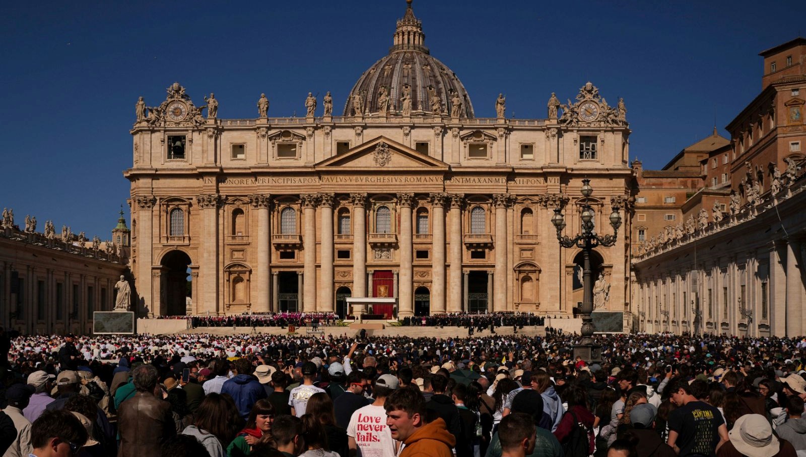 Papa Francis, son seyahatine uğurlanıyor