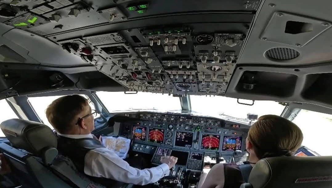 Tayland Kralı’ndan birinci yurt dışı ziyareti: Uçağı kendisi kullandı