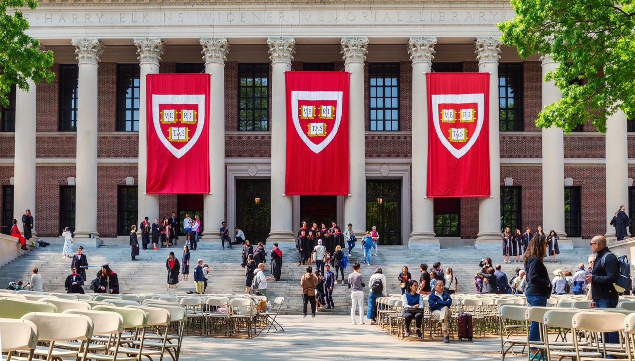 Trump’a karşı koyan birinci üniversite: Harvard’a devlet dayanağı kesildi