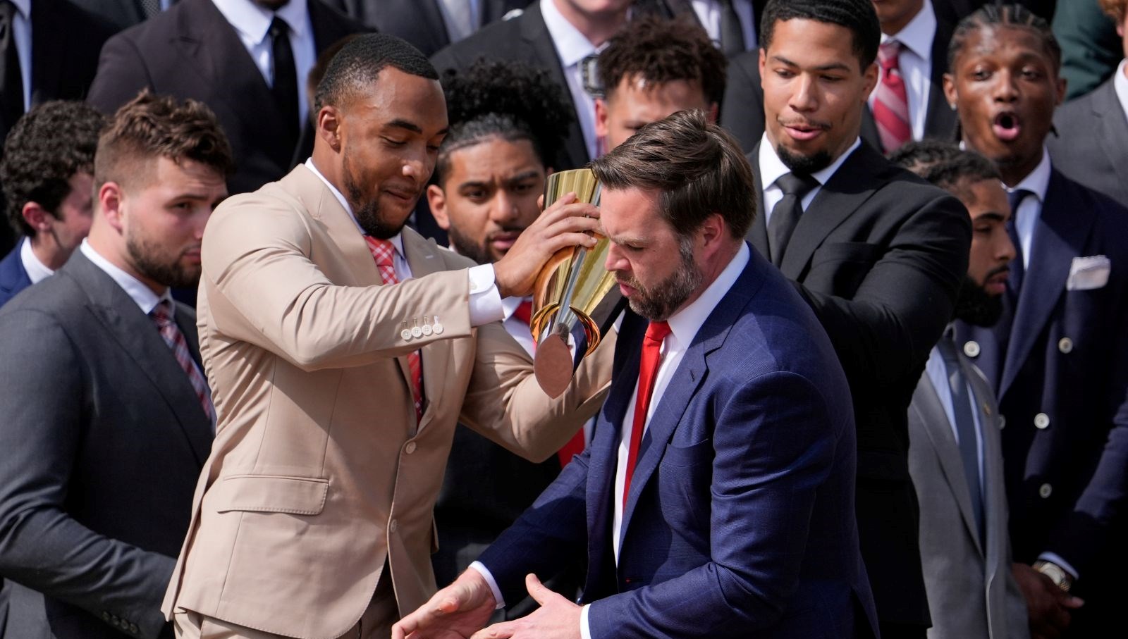 Vance’ın Beyaz Saray sakarlığı: Şampiyonluk kupasını düşürdü