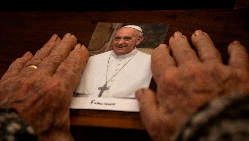 Vatikan’da yas devri: Papa’nın mezarı ziyaretçi akınına uğruyor