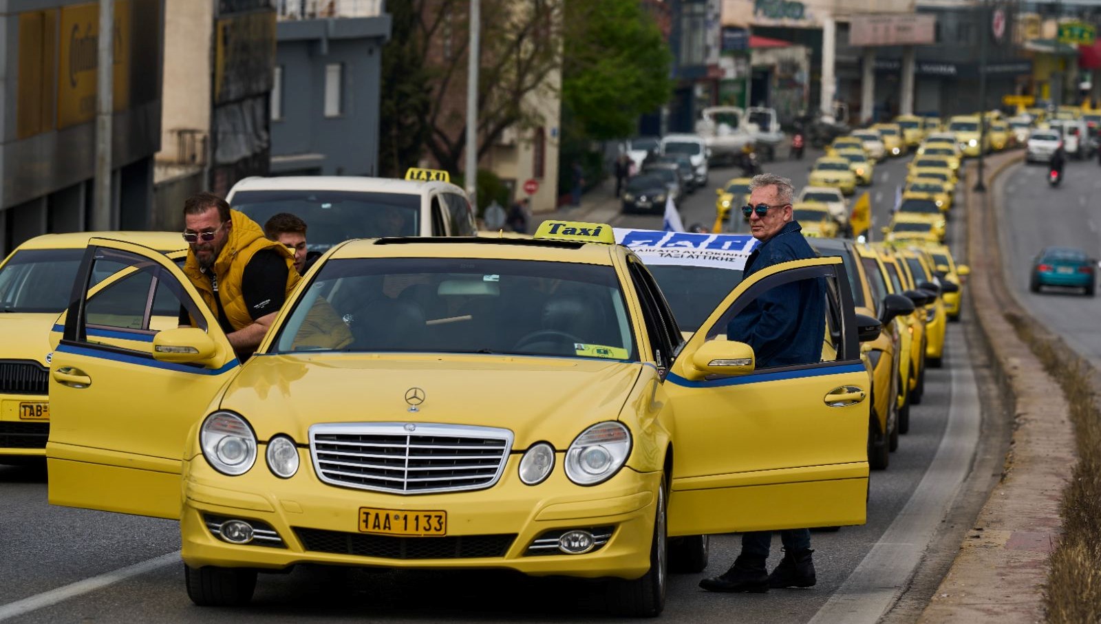 Yunanistan’da taksiciler “özel şerit” talebiyle greve başladı