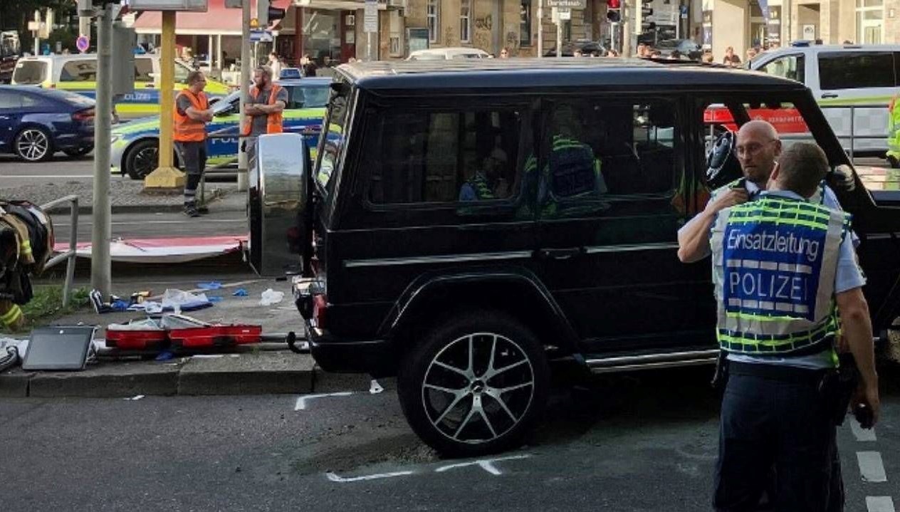 Almanya’nın Stuttgart kentinde bir araç kalabalığın ortasına daldı