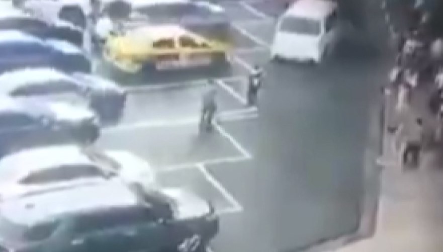 Filipinler’de havalimanında kaza:  Şoför kalabalığa daldı