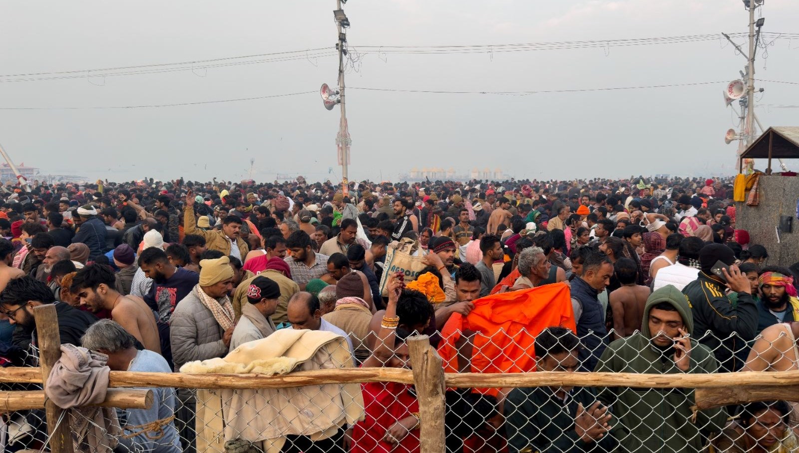 Hindistan’da yeniden izdiham: Dini şenlikte en az 6 kişi öldü