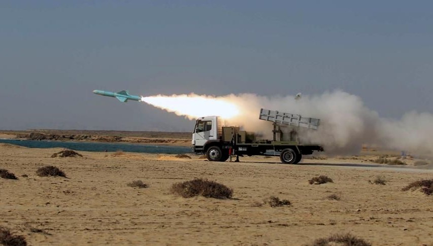 İran, bin 200 kilometre menzilli yeni balistik füzesini tanıttı