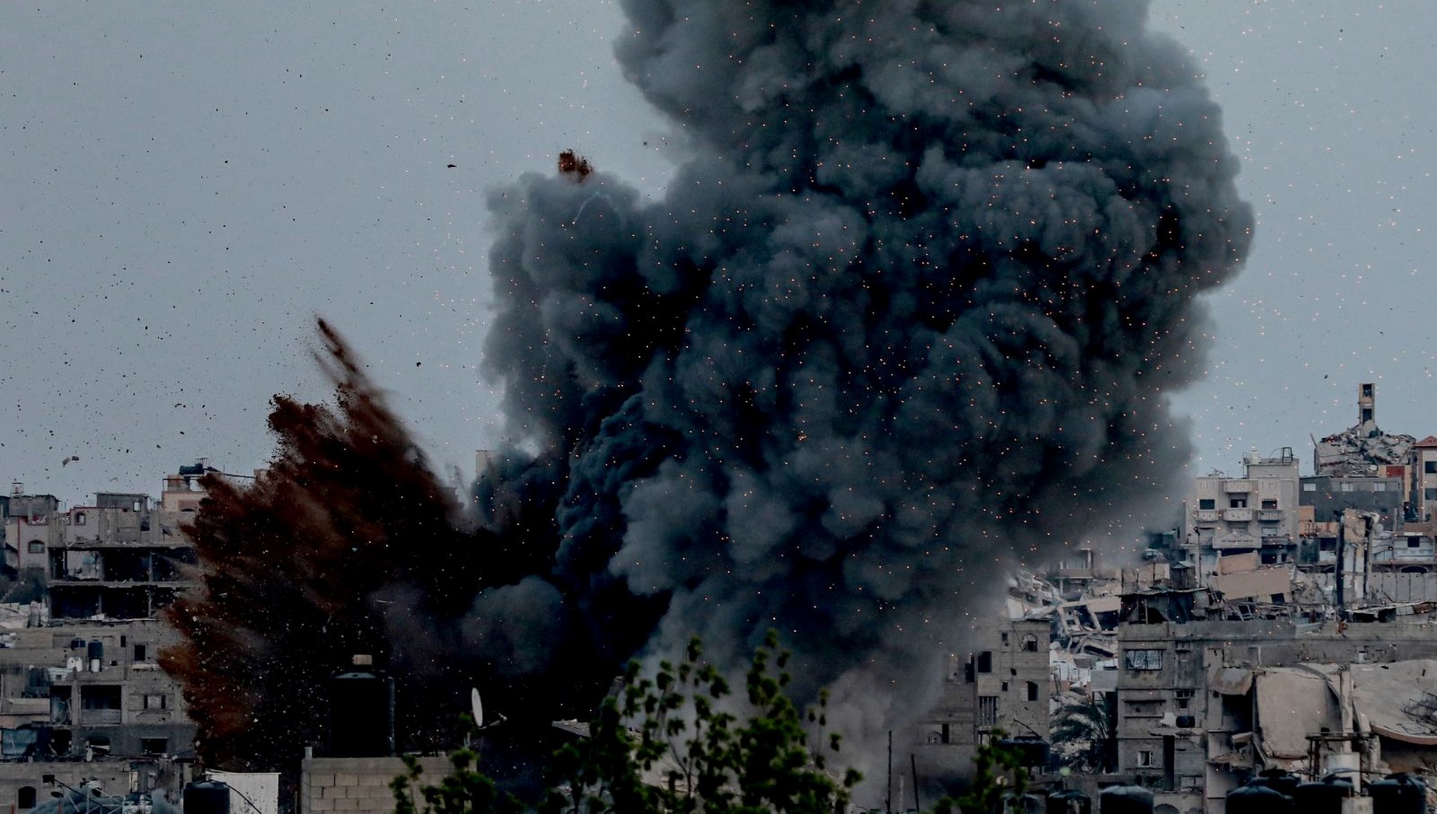 İsrail’in Gazze’ye taarruzlarında 14 meyyit: “Hastanelerde 3 günlük yakıt kaldı”