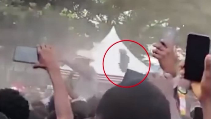 Kenya önderine atak: Konuşurken ayakkabı fırlattılar!