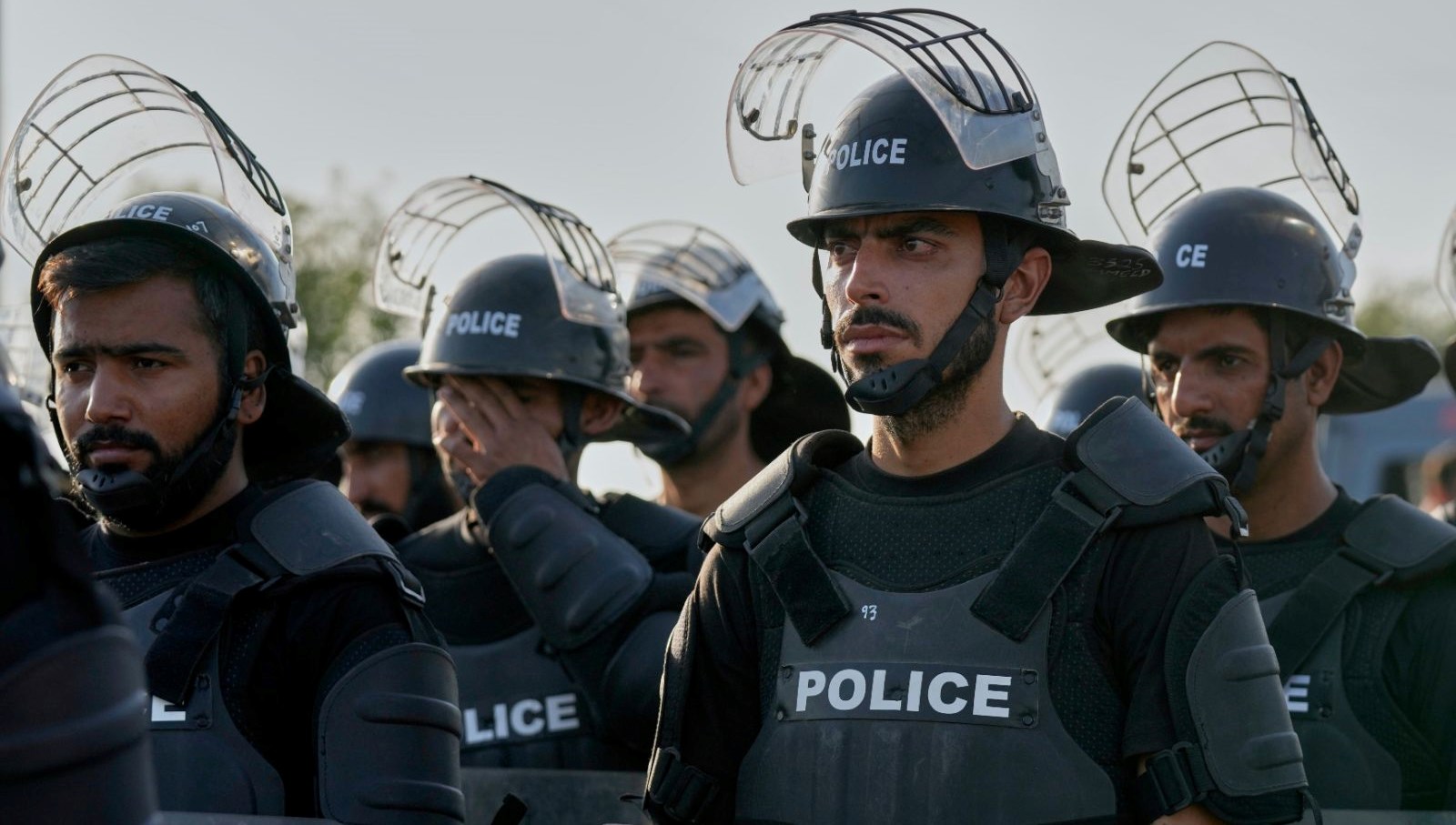 Pakistan’da cezaevi aracına akın: 5 polis memuru kaçırıldı