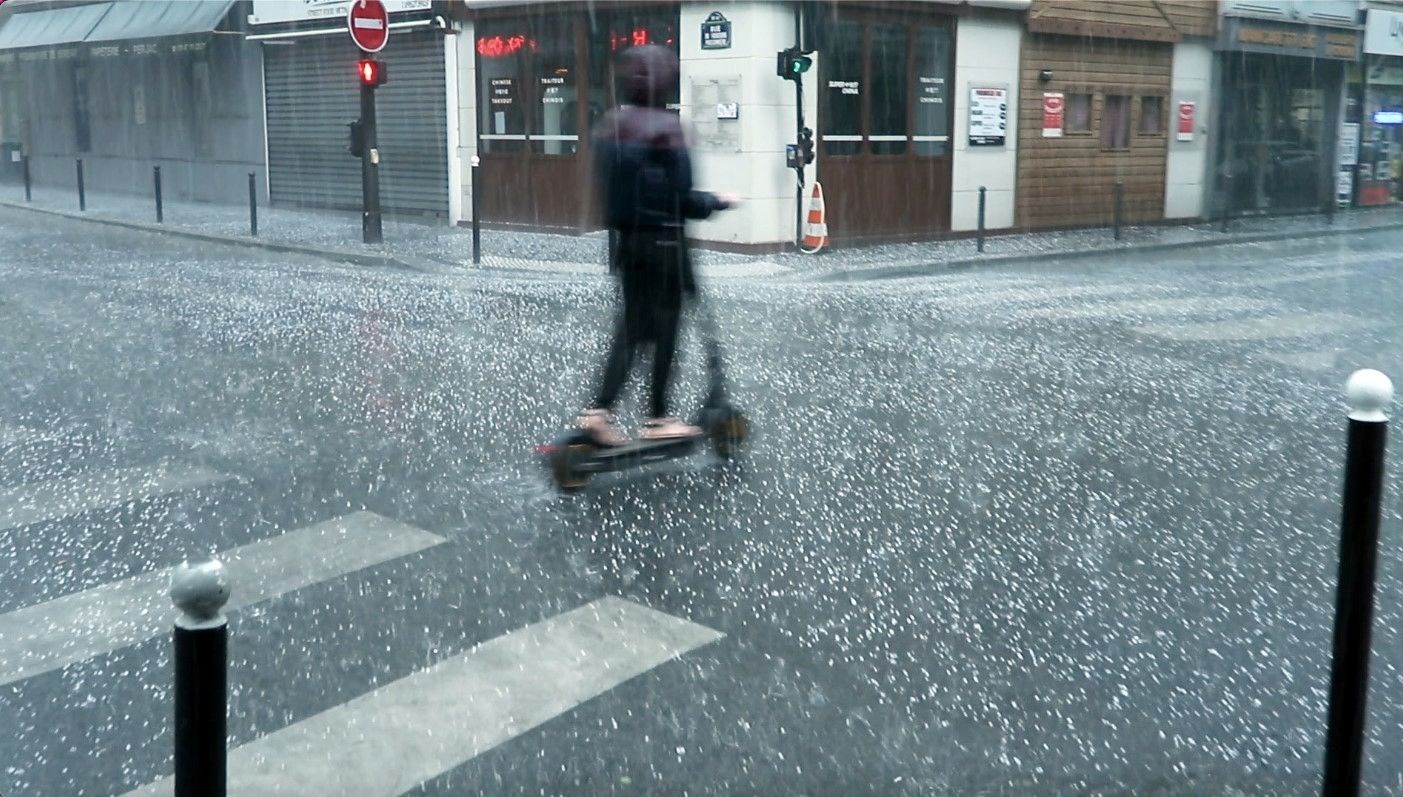 Paris’te 25 derece sıcaklıkta dolu yağdı