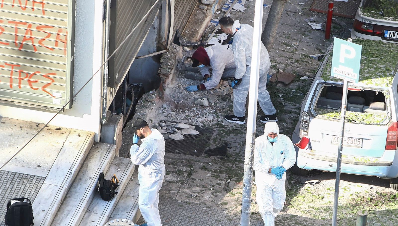 Selanik’te bir bayanın taşıdığı bomba elinde patladı