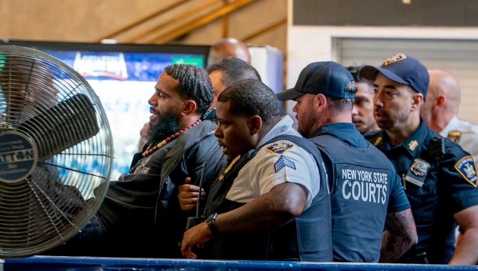 ABD’de mahkemeye taarruz: Vazifelileri bıçakladı