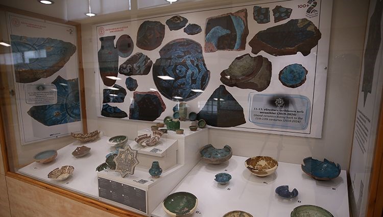 Ani’deki hafriyatlarda bulunan sırlı seramikler sergilenmeye başladı