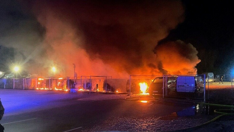 Berlin’de kundaklama kuşkusu: Amazon ve Telekom’a ilişkin 36 minibüs yandı