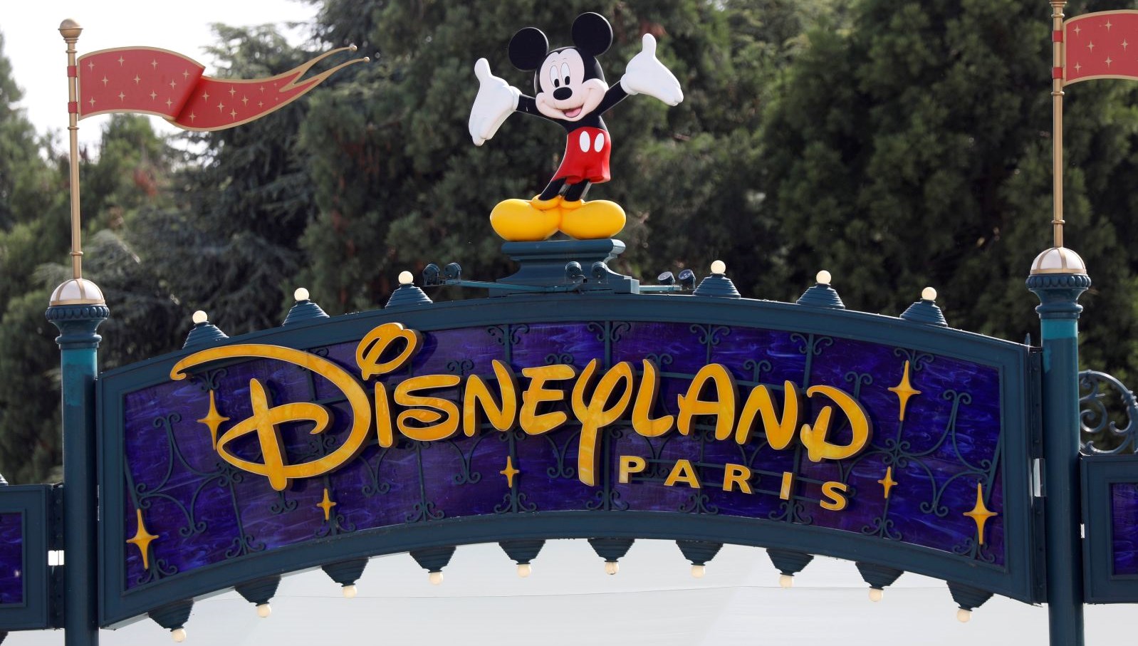 Disneyland’da “çocuk gelin” alarmı