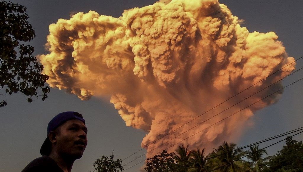 Gökyüzünde dev kül bulutu: Köyü sardı, uçakları durdurdu