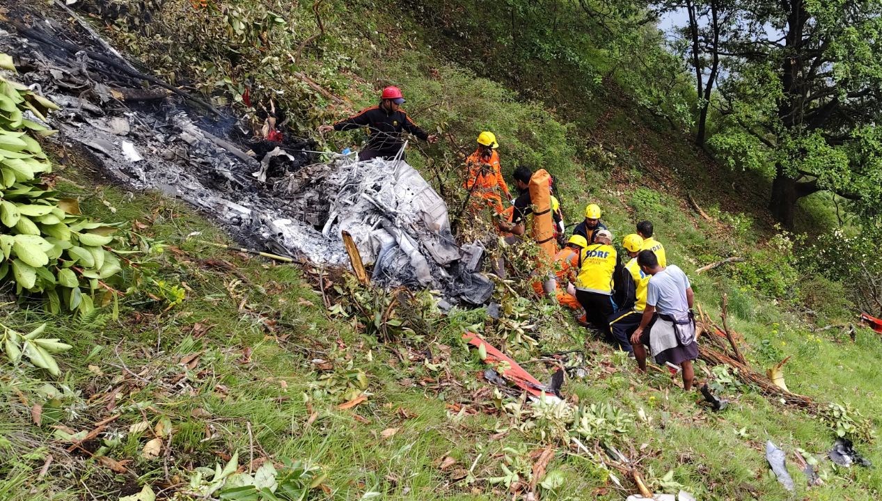 Hindistan’da bu sefer de helikopter düştü! Kayıp 6 kişi aranıyor