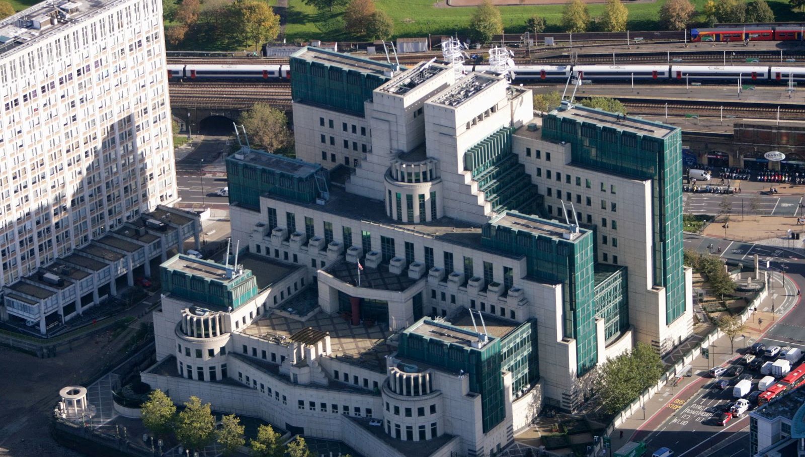 İngiliz istihbaratına birinci bayan lider