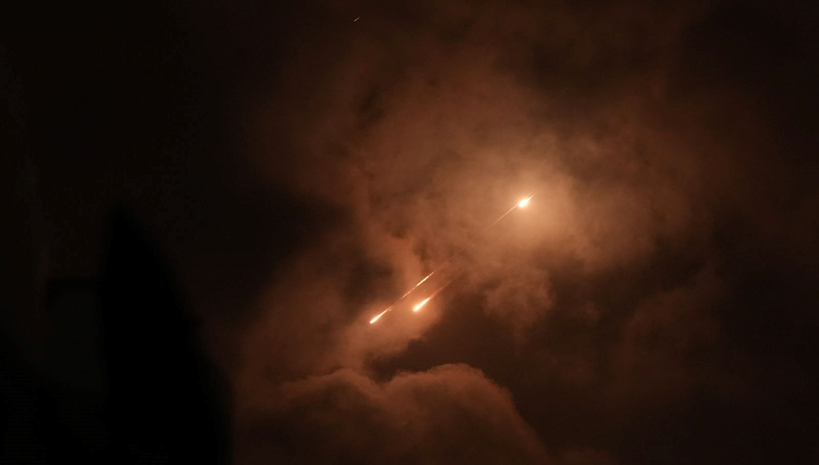 İran neden gece saldırıyor? Füzelerin ateşlenme saatleri tesadüf değil